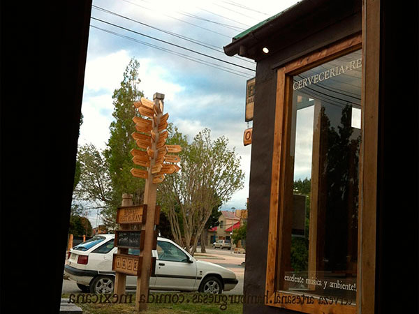 Vista de dentro para fora do Bar Baguales em Puerto Natales, Chile - Foto: Amandina Morbeck