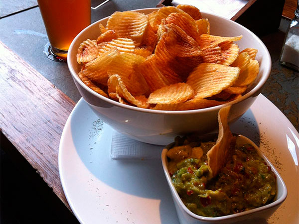 Guacamole com batatas chips no Bar Baguales em Puerto Natales, Chile - Foto: Amandina Morbeck.