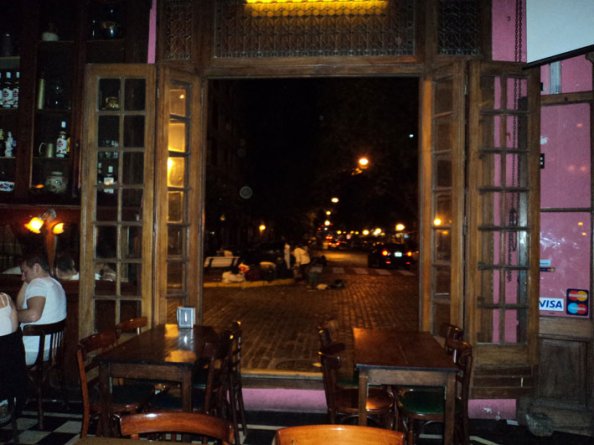 Interior do Bar Seddon, Buenos Aires, Argentina - Foto: Amandina Morbeck.