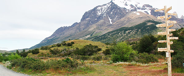 Trekking no Circuito W, em Torres del Paine, com o maciço ao fundo - Foto: Amandina Morbeck.