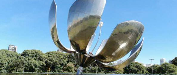 Floralis generica ou flor gigante na Plaza Naziones Unidas em Buenos Aires, Argentina - Foto: Amandina Morbeck