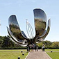 Floralis generica, Buenos Aires - www.viajandocomaman.com.br - Foto: Amandina Morbeck.