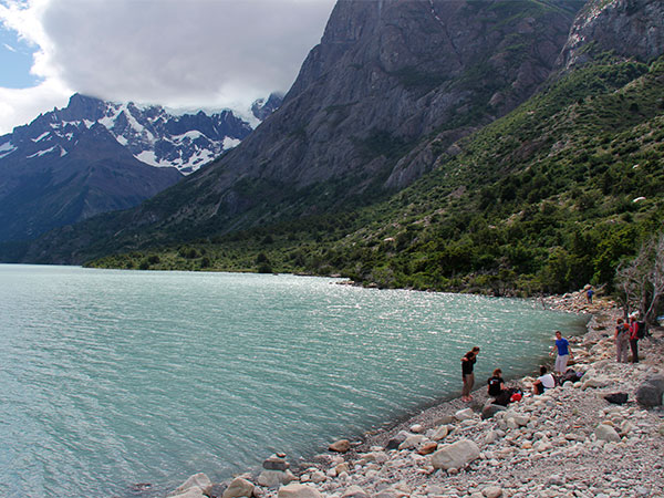 Praia de pedras no Lago Nordernskjold a poucos metros do Refúgio Los Cuernos - Circuito W, Torres del Paine, Chile - Foto: Amandina Morbeck.