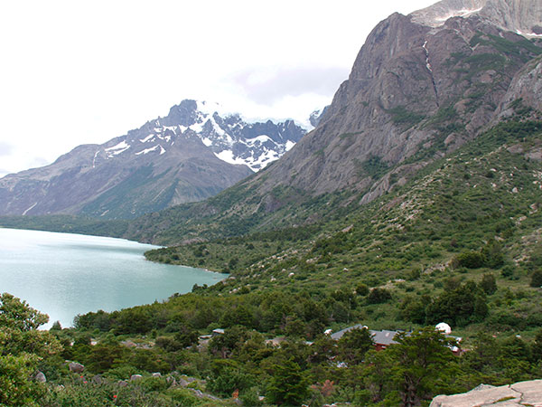 O Refúgio Los Cuernos, à beira do Lago Nordernskjold; do lado direito, o maciço com os chifres - Circuito W, Torres del Paine, Chile - Foto: Amandina Morbeck.