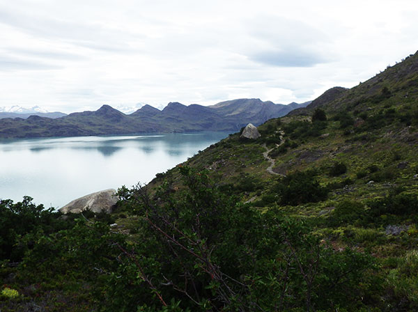 A trilha margeia o Lago Nordernskjold até o Los Cuernos, com vistas lindas como essa - Circuito W, Torres del Paine, Chile - Foto: Janaina Vieira.