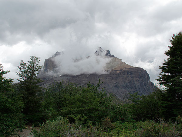 A chuva fina caiu do Refúgio Los Cuernos até depois do Acampamento Italiano - CircuitoW, Torres del Paine, Chile - Foto: Amandina Morbeck.