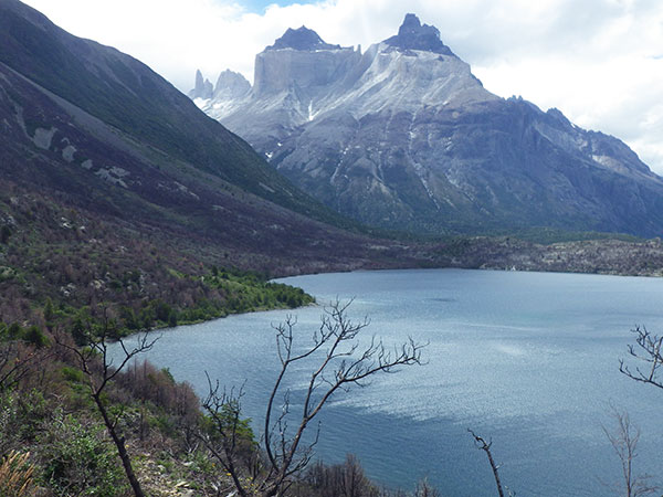Lago Skottsberg com o Maciço Paine ao fundo; é possível ver resquícios da queimada - Circuito W, Torres del Paine, Chile - Foto: Amandina Morbeck.