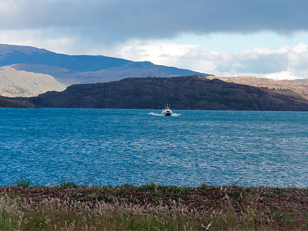 Barco que faz o trajeto Pudeto/Paine Grande/Pudeto atravessando o Lago Pehoé - Circuito W, Torres del Paine, Chile - Foto: Amandina Morbeck.