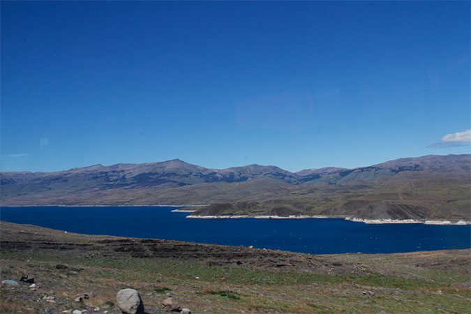 Lago Sarmiento, que consegui fotografar de dentro do ônibus - Torres del Paine, Chile - Foto: Amandina Morbeck.