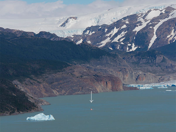 A seta aponta para o barco que faz passeio turístico no Lago Grey, no Circuito W, Torres del Paine. Compare o tamanho dele com o que há ao redor - Circuito W, Torres del Paine, Chile - Foto: Amandina Morbeck.