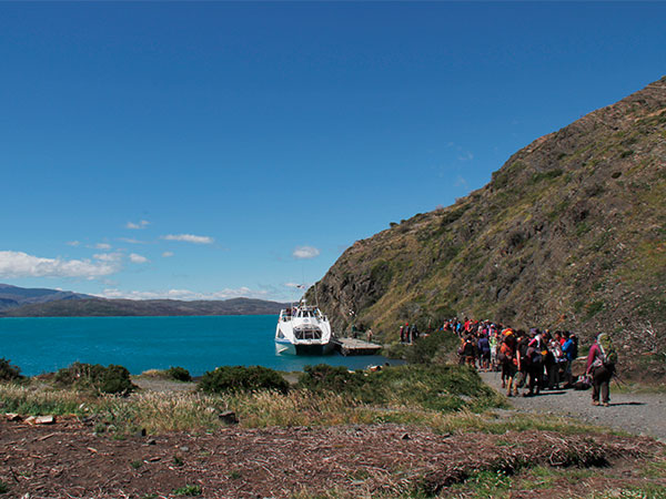 O barco que nos levou de volta à civilização - Circuito W, Torres del Paine, Chile - Foto: Amandina Morbeck.