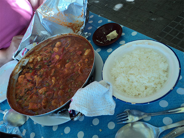 Cazuela de pescados com mariscos do Restaurante El Drugstore, Colonia del Sacramento, Uruguai - Foto: Amandina Morbeck