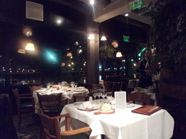 Interior aconchegante do Restaurante Estilo Campo em Puerto Madero, Buenos Aires, Argentina - Foto: Amandina Morbeck.