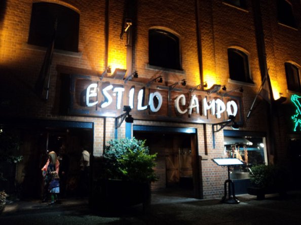 Fachada do Restaurante Estilo Campo, localizado em Puerto Madero, Buenos Aires, Argentina - Foto: Amandina Morbeck