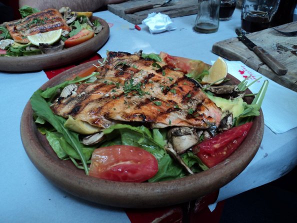 Salmão grelhado em cama de salada - Restaurante Las Cabras, Buenos Aires, Argentina - Foto: Amandina Morbeck.