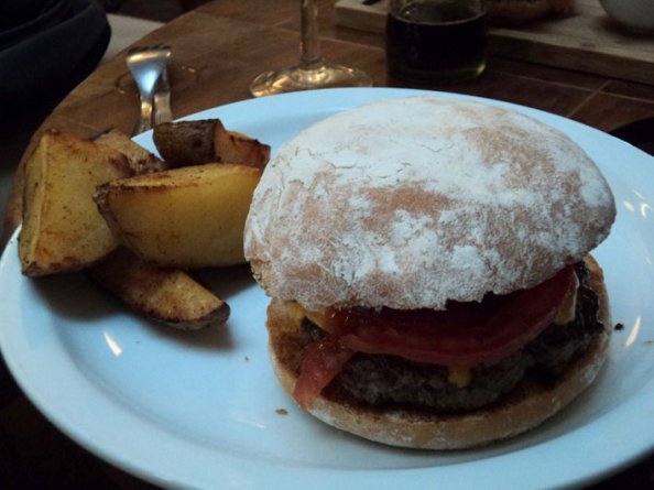 Sanduíche Hamburguesa da Malvón Confiteria, Buenos Aires - Foto: Amandina Morbeck.
