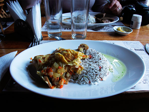 Arroz com omelete que me foram servidos no jantar - Circuito W, Torres del Paine, Chile - Foto: Amandina Morbeck.