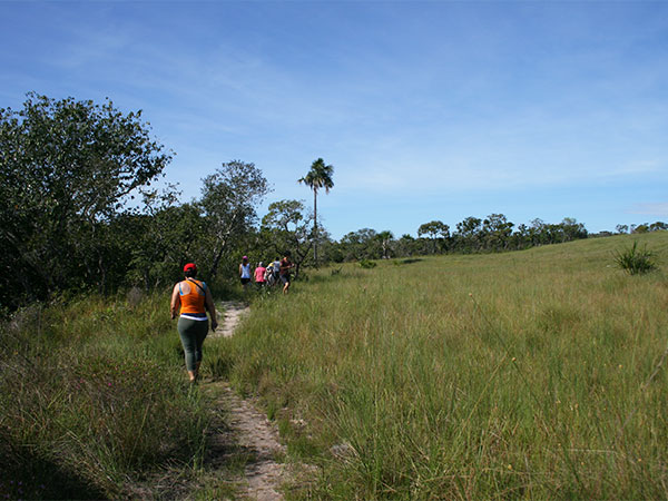 Caminhada nos arredores do acampamento - Curtindo o acampamento no Jalapão - Foto: Amandina Morbeck.
