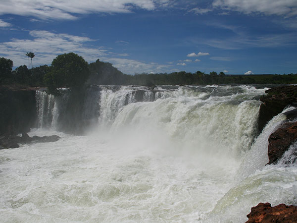 O volume de água do Rio Novo é muito grande nessa área - Cachoeira da Velha, Jalapão - Foto: Amandina Morbeck.