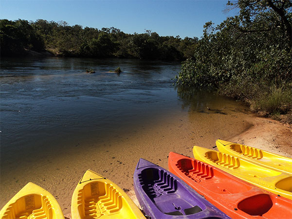 Caiaques que nos levariam para uma divertida manhã rio abaixo - Canoagem no Rio Novo, Jalapão - Foto: Janaina Vieira.