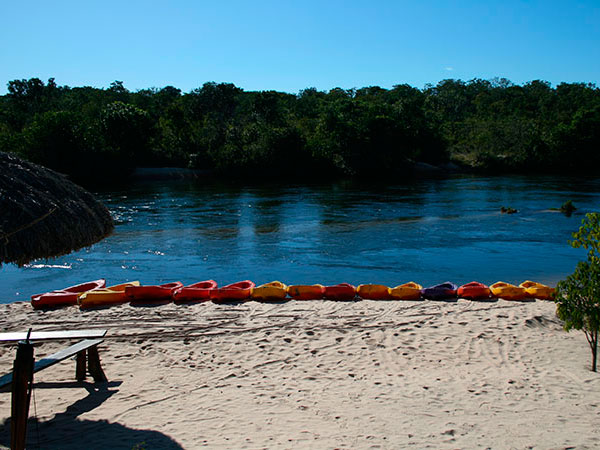 Os caiaques a nossa espera para canoagem no Rio Novo, Jalapão - Foto: Amandina Morbeck.