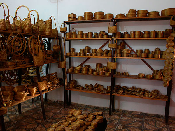 Artesanato com capim dourado numa loja em Mateiros, onde paramos depois que saímos da Cachoeira do Formiga, Jalapão - Foto: Amandina Morbeck.