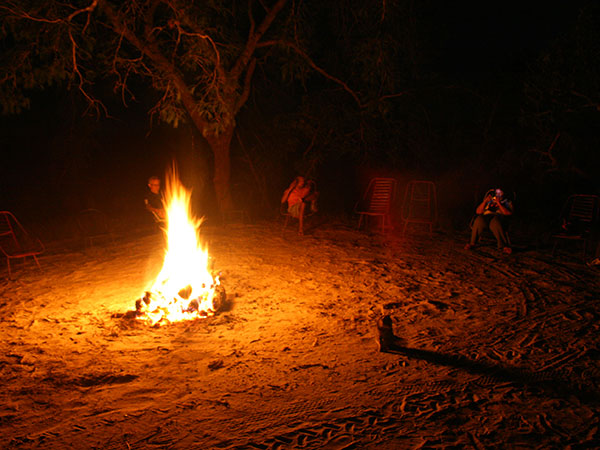 Última noite no acampamento com histórias ao redor da fogueira - Curtindo o acampamento no Jalapão - Foto: Amandina Morbeck.
