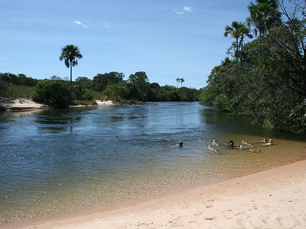 Nada como curtir uma água deliciosa cercada por um visual desse - Curtindo o acampamento no Jalapão - Foto: Amandina Morbeck.