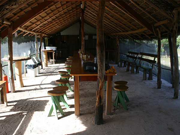 Interior do refeitório do acampamento - Canoagem no Rio Novo, Jalapão - Foto: Amandina Morbeck.