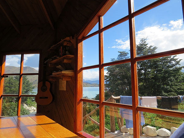 Janelas do restaurante com vista para o lago - Circuito W, Torres del Paine, Chile - Foto: Janaina Vieira.