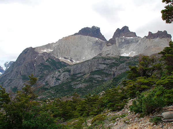 O Refúgio Los Cuernos fica na base do maciço, de frente para os chifres (cuernos) - Circuito W, Torres del Paine, Chile - Foto: Amandina Morbeck.