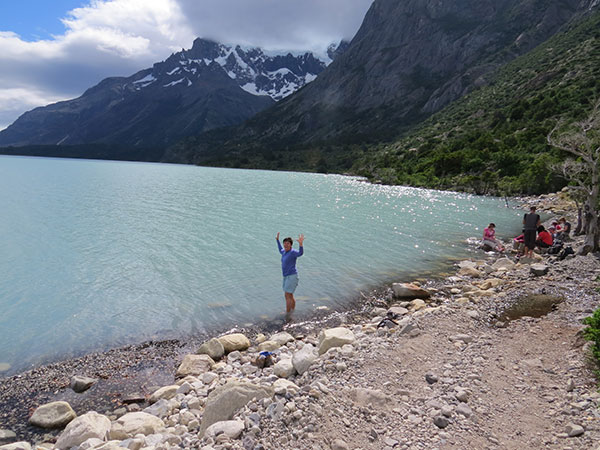 Consegui ficar poucos minutos com os pés dentro da água superfria do Lago Nordernskjold - Circuito W, Torres del Paine, Chile - Foto: Janaina Vieira.