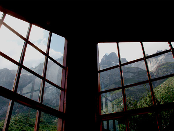 Janelas do restaurante com vista para a montanha. Não é preciso escolher, é só olhar pra um lado e depois pro outro - Refúgio Los Cuernos, Circuito W, Torres del Paine, Chile - Foto: Amandina Morbeck.
