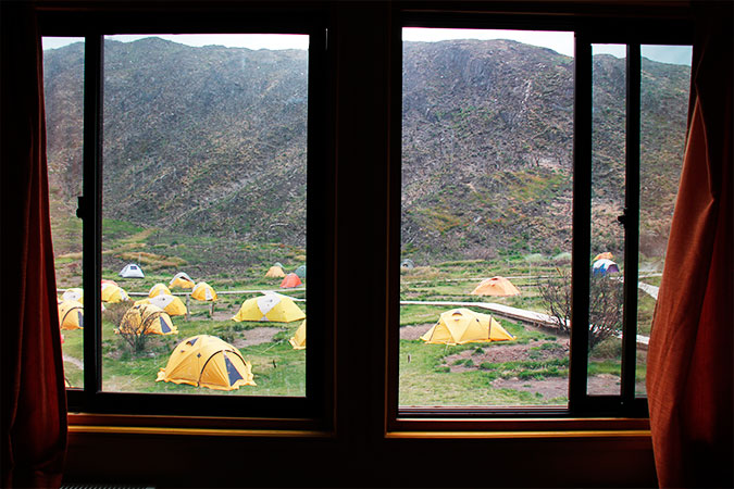 Nosso quarto tinha vista para a área de acampamento - Refúgio Paine Grande, Torres del Paine, Chile - Foto: Amandina Morbeck.