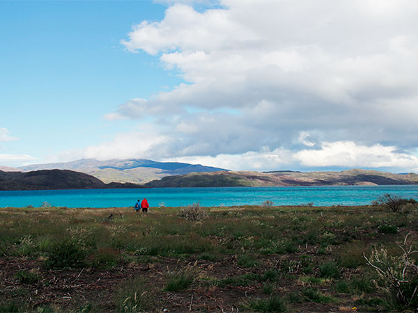 Da varanda do refúgio tem-se essa vista pro Lago Pehoé - Refúgio Paine Grande, Torres del Paine, Chile - Foto: Amandina Morbeck.