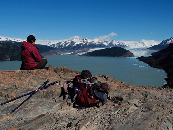 Mirante de onde se vê a beleza do Lago/Geleira Grey e as montanhas nevadas a distância - Torres del Paine, Chile - Foto: Amandina Morbeck.