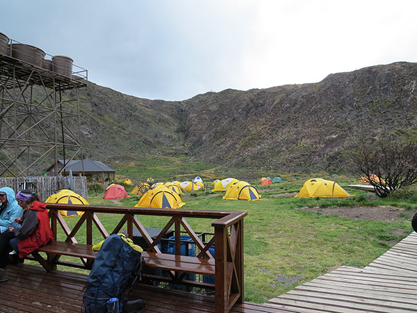 Área de camping, castigada pelo vento forte e frio desse dia - Refúgio Paine Grande, Torres del Paine, Chile - Foto: Janaina Vieira.
