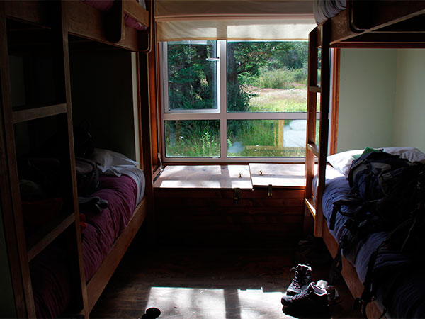 Ficamos nesse quarto com 3 beliches e uma vista linda para fora - Torres del Paine, Chile - Foto: Amandina Morbeck.
