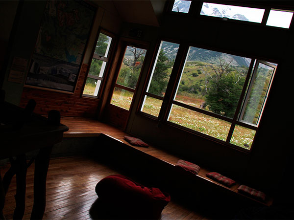 Que tal relaxar num lugar assim? - Saleta no Refúgio Torres Central em Torres del Paine, Chile - Foto: Amandina Morbeck.