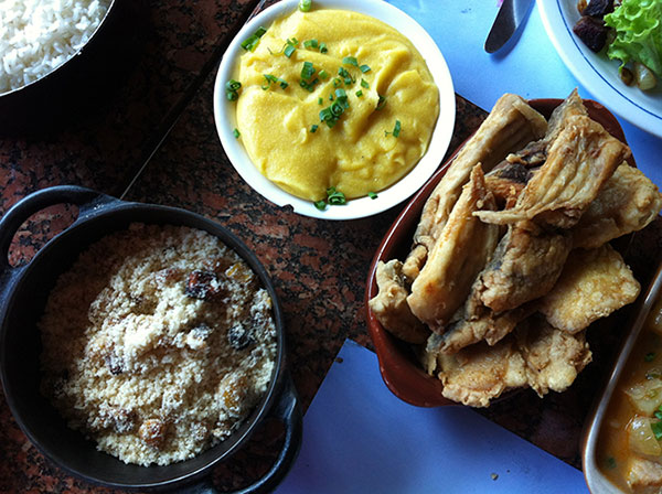Farofa de banana, polenta e peixe frito - Restaurante Morro dos Ventos, Chapada dos Guimarães, Mato Grosso - www.viajandocomaman.com.br - Foto: Amandina Morbeck.