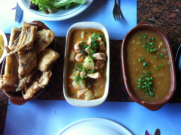 Peixe do morro, pacú com molho e frito mais acompanhamentos - Restaurante Morro dos Ventos, Chapada dos Guimarães, Mato Grosso - www.viajandocomaman.com.br - Foto: Amandina Morbeck.