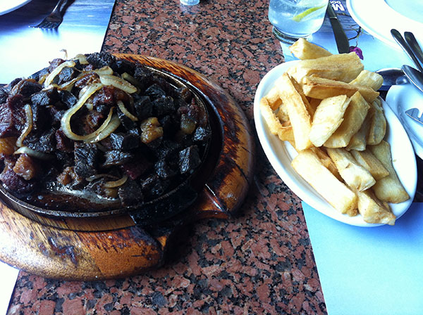 "Entradinhas" para abrirem o apetite - Restaurante Morro dos Ventos, Chapada dos Guimarães, Mato Grosso - www.viajandocomaman.com.br - Foto: Amandina Morbeck.