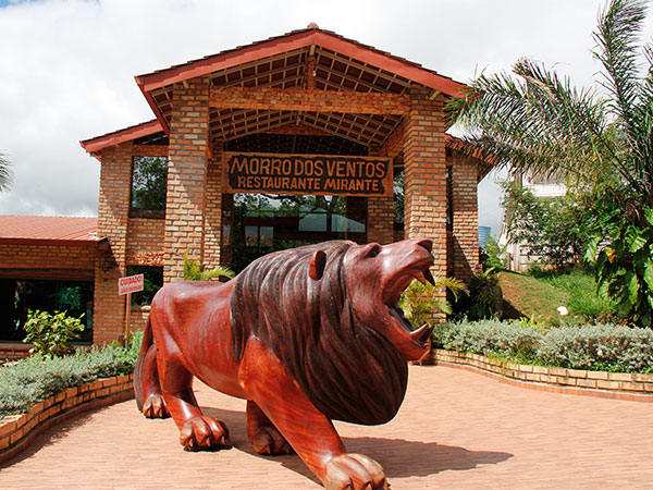 Entrada do restaurante Morro dos Ventos, Chapada dos Guimarães, Mato Grosso - www.viajandocomaman.com.br - Foto: Amandina Morbeck.