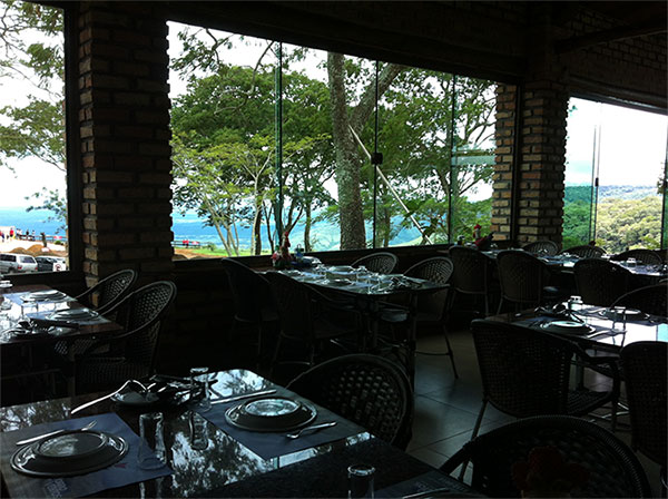 Vista que se tem de dentro do restaurante Morro dos Ventos, Chapada dos Guimarães, Mato Grosso - www.viajandocomaman.com.br - Foto: Amandina Morbeck.