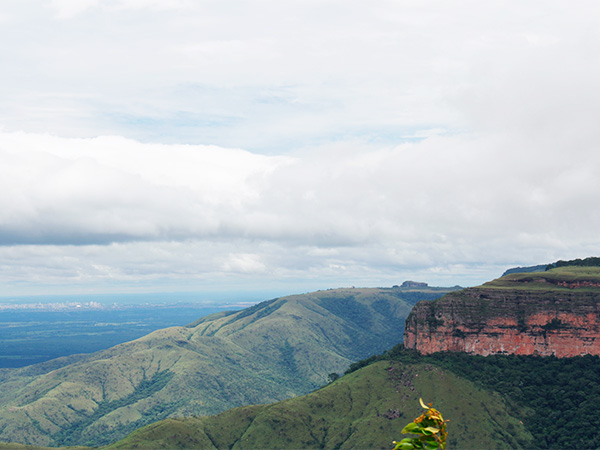 Mirante Morro dos Ventos, na Chapada dos Guimarães, com Cuiabá bem ao fundo - Chapada dos Guimarães, Mato Grosso - www.viajandocomaman.com.br - Foto: Amandina Morbeck.