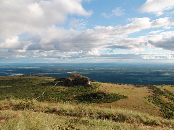 Mirante Alto do Céu, na Chapada dos Guimarães, tem uma das paisagens mais bonitas que já vi - Chapada dos Guimarães, Mato Grosso - www.viajandocomaman.com.br - Foto: Amandina Morbeck.