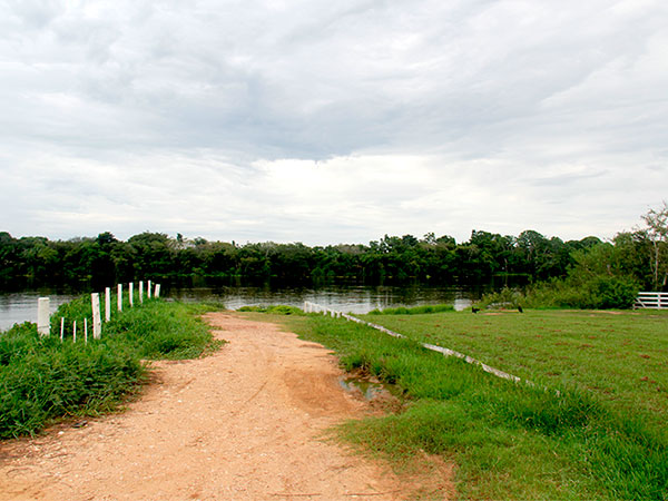 Fim de A Transpantaneira em Porto Jofre, às margens do Rio Cuiabá - www.viajandocomaman.com.br - Foto: Amandina Morbeck.