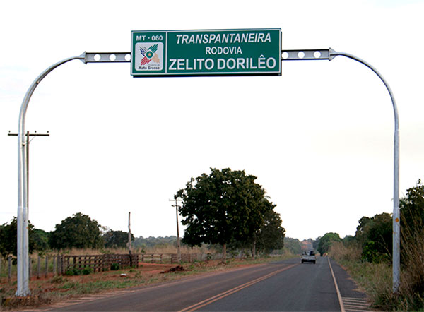 Início da Transpantaneira, com asfalto por uns 2 km - Pantanal Mato-grossense - www.viajandocomaman.com.br - Foto: Amandina Morbeck.