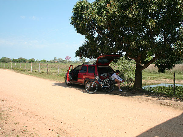 Preparação para o primeiro dia de pedal a partir do portal da Transpantaneira - Pantanal Mato-grossense - www.viajandocomaman.com.br - Foto: Janaina Vieira.