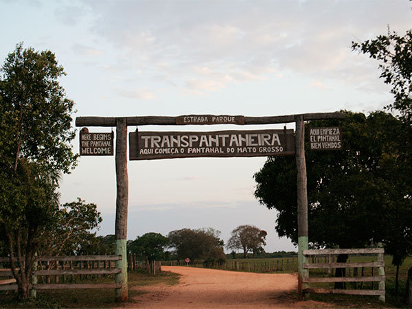 Portal que marca o início de A Transpantaneira - www.viajandocomaman.com.br - Foto: Amandina Morbeck.